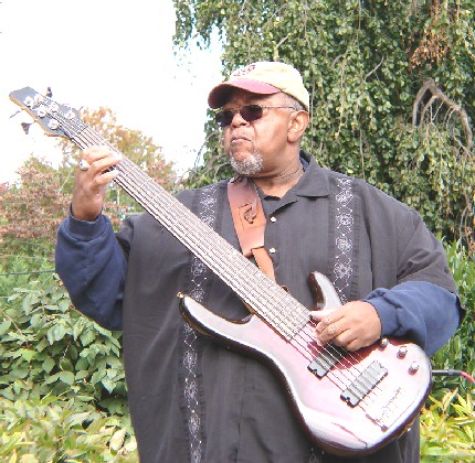 http://indiemusicpeople.com/Uploads/T.C._Howard_-_TC_2a_on_bass_1008.jpg
