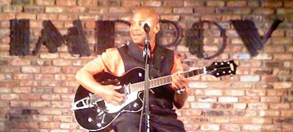 http://indiemusicpeople.com/uploads/145544_9_3_2010_10_29_02_PM_-_At_the_Improv_with_Tony_C.jpg