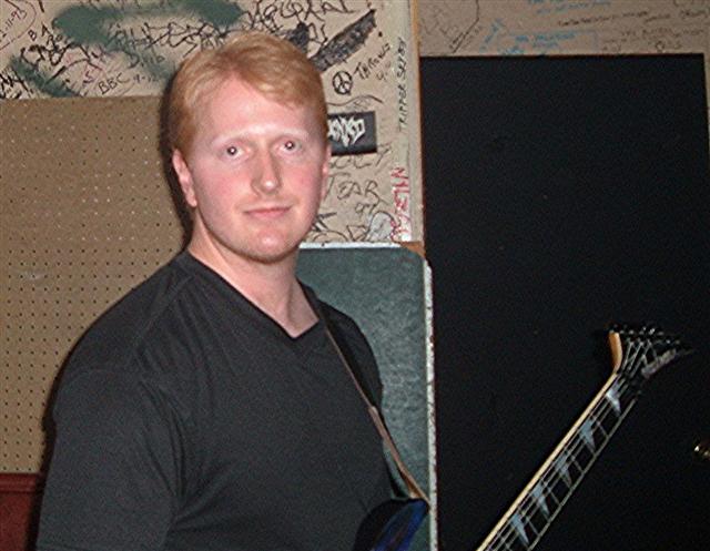 http://indiemusicpeople.com/uploads/79404_10_25_2009_2_44_34_AM_-_Backstage_at_Buffalo_Rose_(Small).JPG