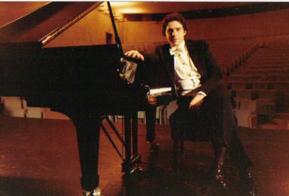 http://indiemusicpeople.com/uploads2/120989_3_30_2009_11_17_46_AM_-_michel_mananes_classical_pianist2.jpg