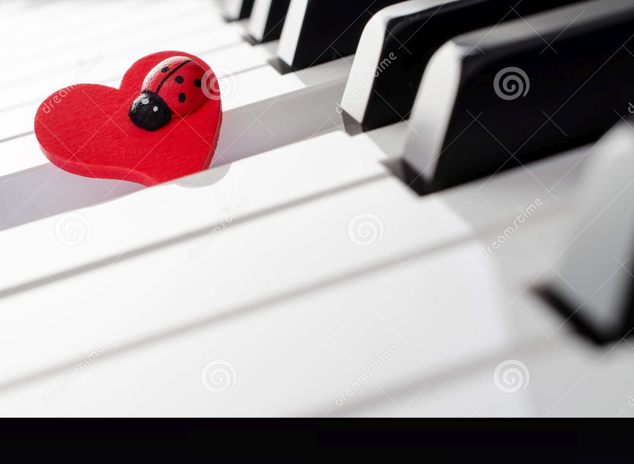 /uploads2/149289_9_29_2021_2_25_59_PM_-_red-heart-ornament-ladybug-piano-keyboard-shot-backlit-43640705.jpg