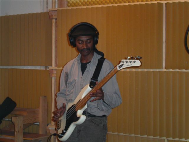 http://indiemusicpeople.com/uploads2/82017_12_15_2007_2_15_00_AM_-_Recording_Bass_Tracks.JPG