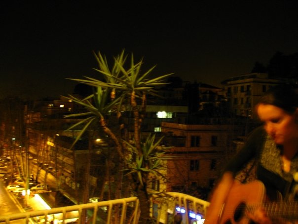 http://indiemusicpeople.com/uploads2/82576_6_18_2009_3_26_13_PM_-_balcony_playing_guitar.jpg