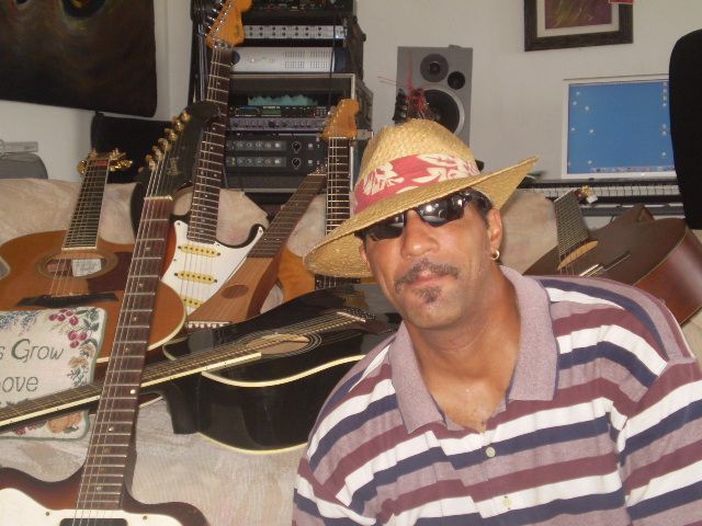 http://indiemusicpeople.com/uploads2/Carl_Gustave_-_Guitar_Daddy.jpg