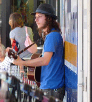 http://indiemusicpeople.com/uploads2/Tim_Kellaway_-_Busking-pic-cropped.gif